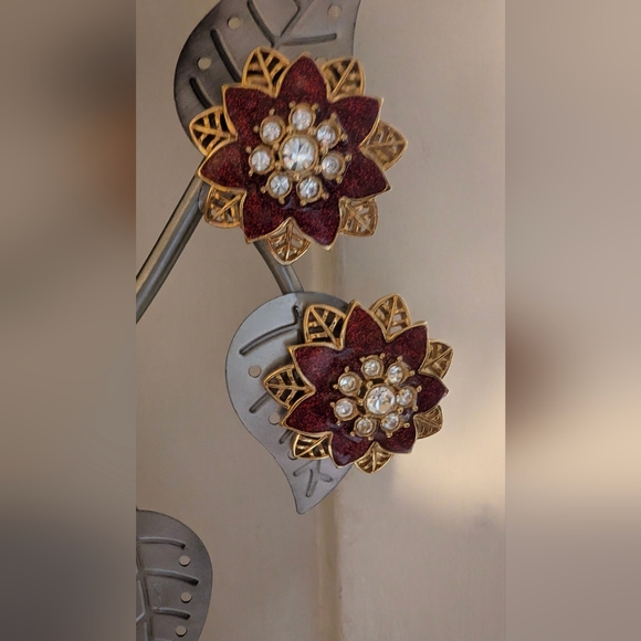 Vintage Poinsettia Enamel Rhinestone Cutout Gold Tone Earrings - Picture 10 of 11